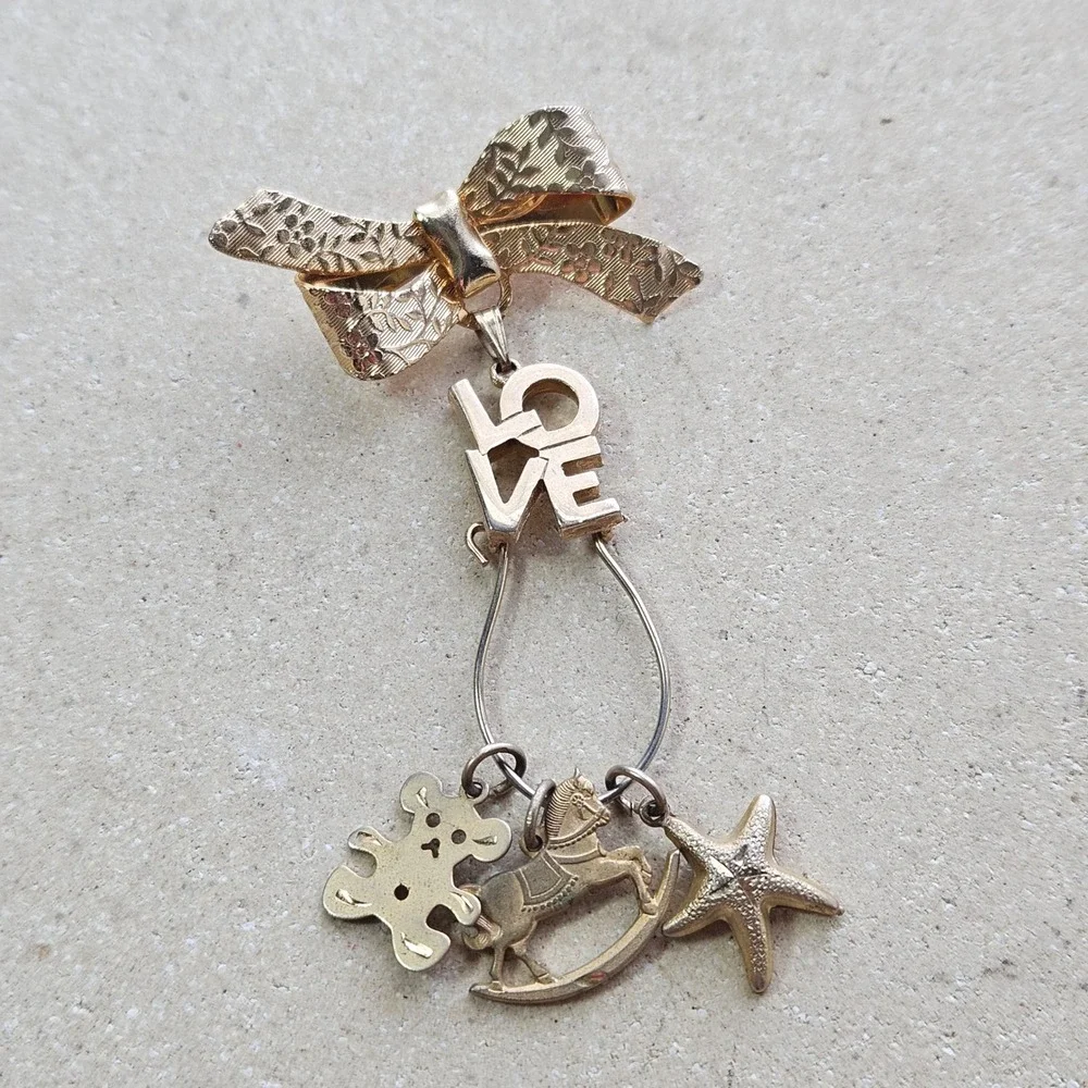 Vtg 90s Gold Tone Bow LOVE Charm Brooch Teddy Bear Rocking Horse Starfish‎ Pin